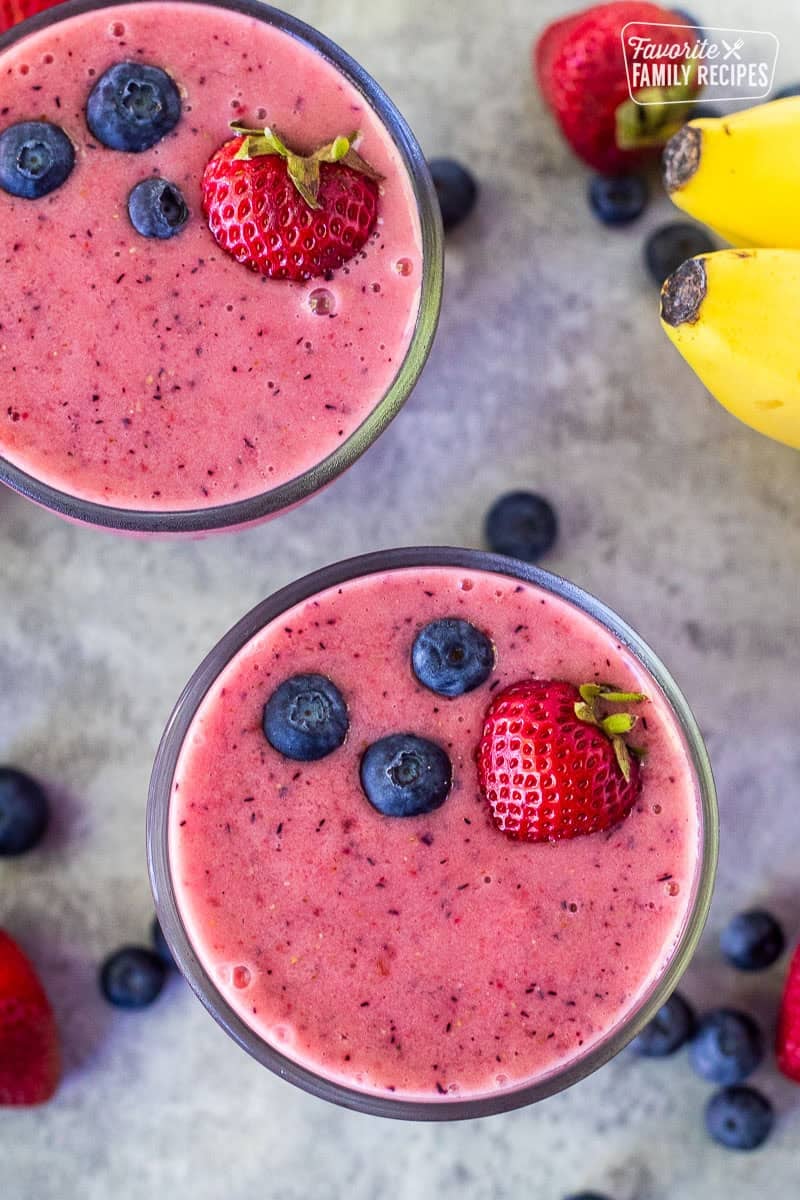 Easy Banana Berry Smoothie: Perfect for Breakfast to Post-Workout